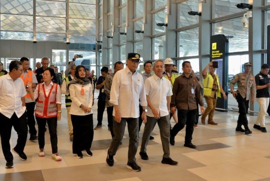 Menhub Budi Karya Sumadi melihat langsung proses kalibrasi Bandara Dhoho Kediri. (Foto: Ist)