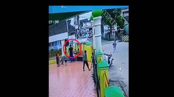 Viral Pria Tampar Bocah SD di Halaman Masjid Palembang, Diduga gegara