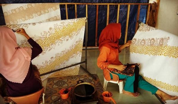 bangawan batik Ibu-ibu warga sekitar Bungah Gresik ikut bekerja mematik di galeri milik Nur Kholis. (IG@kholis bangsawan).