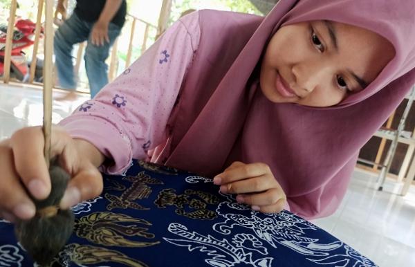 Perempuan muda di Gresik semangat belajar membatik di galeri batik Bangsawan. (Foto: Ihya` Ulumuddin).