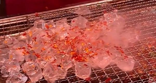 Viral Jajanan Unik Terbuat dari Es Batu yang Dipanggang Rasanya Pedas, Berani Coba?