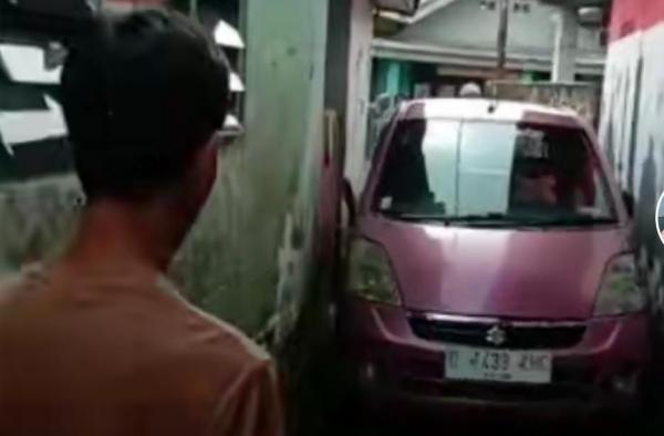 Viral Mobil Berusaha Keluar dari Gang Kecil, Terjebak Gara-Gara Google Maps