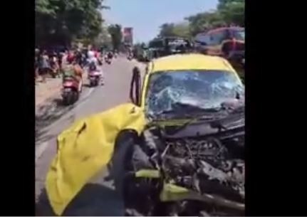 Mobil sedan hancur usai tabrakan beruntun dengan empat kendaraan di jalur Pantura, Gresik. (Foto: iNews)