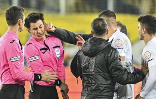 wasit_turki_dipukul