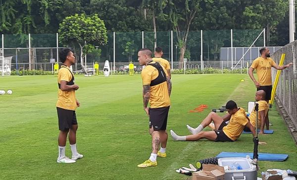 Debut Radja Nainggolan di Bhayangkara FC Masih Buram, Kenapa? Debut Radja Nainggolan di Bhayangkara FC Masih Buram, Kenapa?