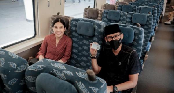 Hadiri Rakornas Parekraf 2023, Sandiaga Uno Jajal Kereta Cepat Woosh Menuju Bandung