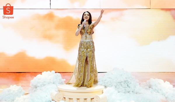 Lyodra menyanyikan lagu hits-nya &lsquo;Sang Dewi&rsquo;, penampilan Lyodra membuat kagum dan banjir pujian dari para penonton. (Foto: Istimewa)