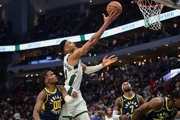 Milwaukee Bucks Giannis Antetokounmpo Forward Milwaukee Bucks Giannis Antetokounmpo (34) mencetak poin saat meladeni Indiana Pacers dalam lanjutan NBA 2023-2024 di Fiserv Forum, Kamis (14/12/2023) siang WIB. (Foto:  REUTERS/Benny Sieu-USA TODAY Sports)