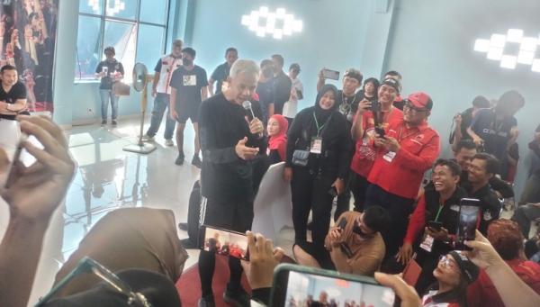 Temui Relawan, Ganjar Cerita soal Baliho Kampanye di Bali hingga Sumut Dicopot