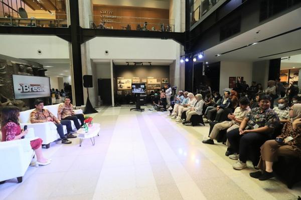 Puluhan anggota komunitas dan masyarakat antusias mengikuti talkshow iBreak iNews TV bertema “Integrasi SPBE Pilar Transformasi Digital Indonesia”. (Foto: Okezone/Arif Julianto)