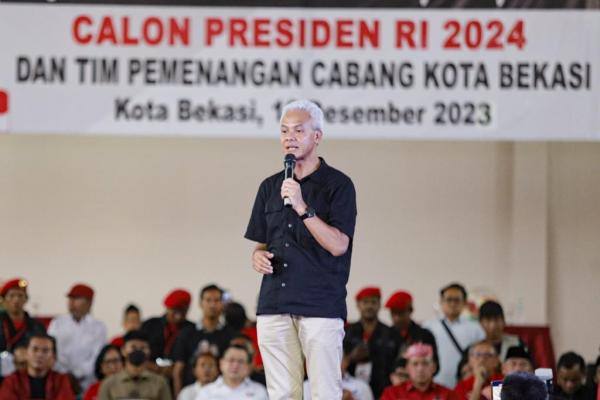 Calon Presiden Ganjar Pranowo bertemu dengan ribuan relawan di Gedung Rudang, Kota Bekasi, Jawa Barat, Sabtu (16/12/2023). (Foto: Ist)