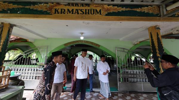 Ganjar Sowan Ke Ponpes Dan Ziarah Makam KH Mashum: Sosok Guru Bagi ...