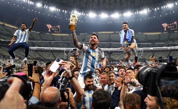Lionel Messi merayakan titel juara Piala Dunia 2022 bersama Timnas Argentina di Lusail Iconic Stadium, Qatar, 18 Desember 2022. (Foto: Telegraph)