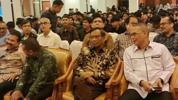 Mahfud MD Isi Kuliah Umum di UBH Padang, Disambut Tepuk Tangan Mahasiswa