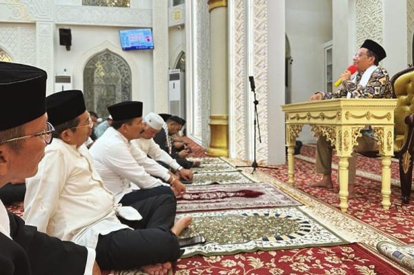 Mahfud MD Ceramah Subuh di Padang, Dihadiri Gubernur hingga Tokoh Masyarakat