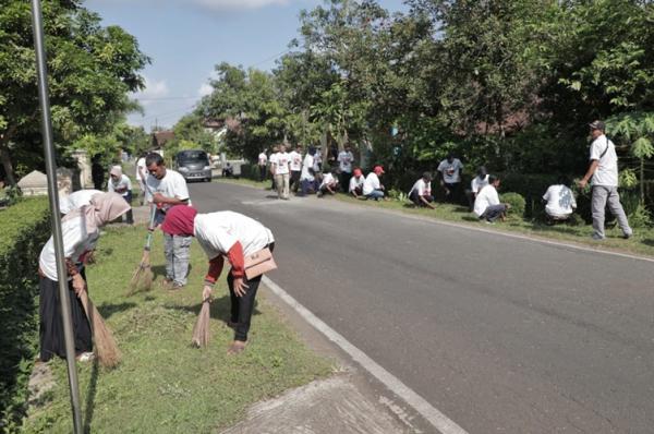 Relawan Petebu Ganjar Gotong Royong Bersama Warga Bersihkan Lingkungan di Dusun Karanganyar