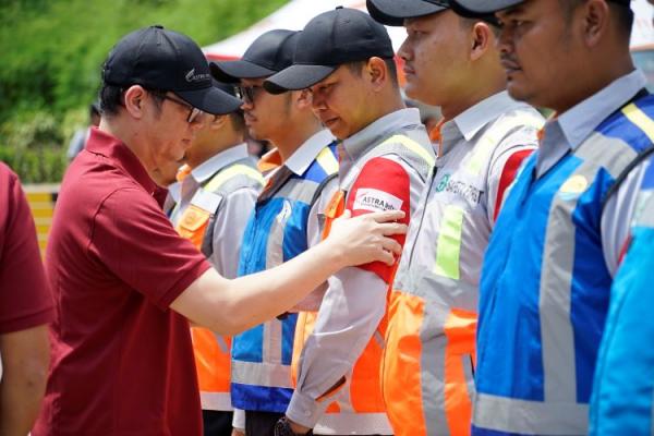Group CEO ASTRA Infra sematkan ban lengan kepada satgas Nataru ASTRA Infra Group di tengah rangkaian Media Gathering dan Gelar Pasukan Nataru ASTRA Infra Group (19/12/2023). (Foto: dok ASTRA Infra)
