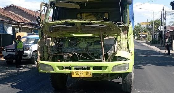 Kecelakaan Di Bantul, Dump Truk Tabrak Mobil Hingga Ringsek Akibat Rem ...