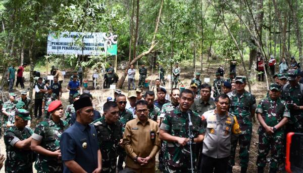  KSAD Jenderal TNI Maruli Simanjuntak Pimpin Penanaman 23.600 Bibit Pohon di Gunung Lawu 