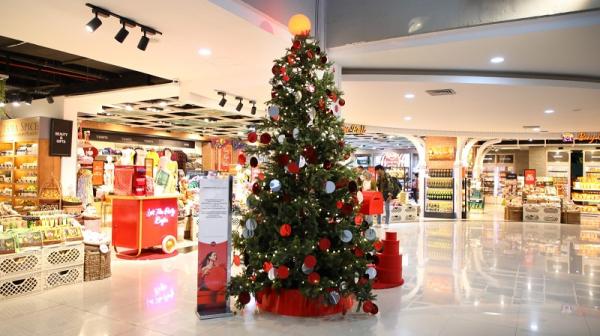 Jelang Hari Raya Natal, Bandara Angkasa Pura I dihias dengan ornamen khas Natal. (Foto: dok Angkasa Pura I)