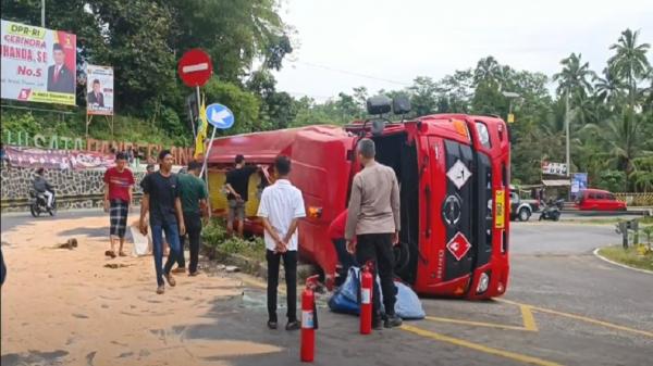 Kecelakaan Truk Pertamina Terguling Di Pandeglang Warga Curi