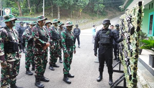 Momen Pangkostrad Letjen Saleh Mustafa Terima Brevet Intai Tempur