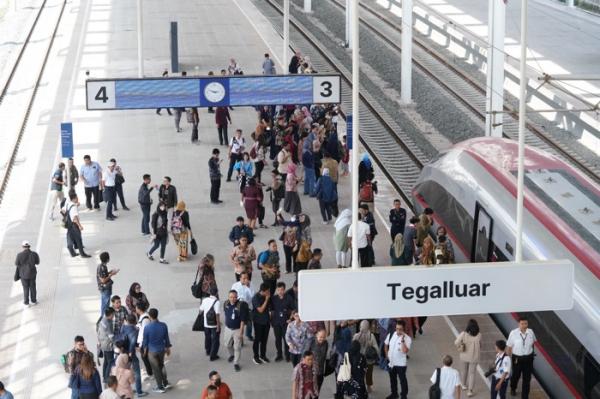 Viral Penumpang Whoosh Ngaku Ditodong di Stasiun Tegalluar, KCIC: Hoaks