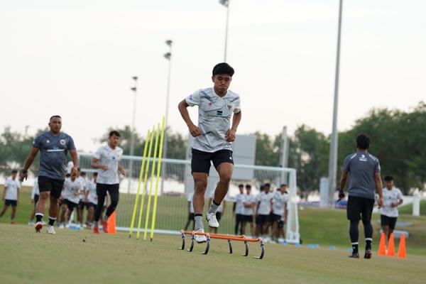 Timnas Indonesia U-20 menjalani latihan perdana di Doha, Qatar, pada Sabtu (23/12/2023). (foto: PSSI)