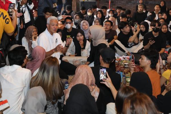 Calon presiden nomor urut 3, Ganjar Pranowo, bertemu dan berinteraksi dengan warga Karanganyar, Jawa Tengah, Minggu (24/12/2023). (Foto: MPI)