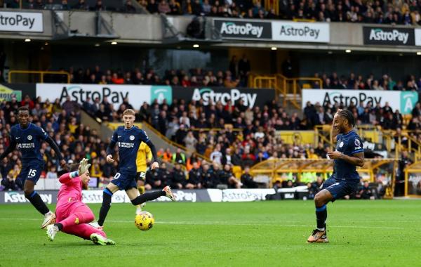 Raheem Sterling memilih untuk menembak bola meskipun ada dua rekannya yang berdiri bebas saat melawan Wolverhampton Wanderers pada Liga Ingris 2023-2024 di Molineux Stadium, Minggu (24/12/2023). (Foto: REUTERS)