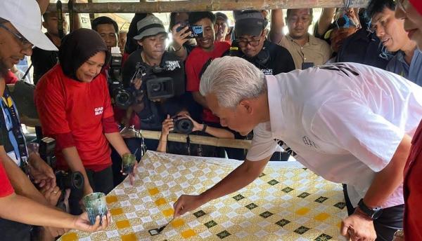 Ganjar Pranowo bertemu perajin batik di Sukoharjo (Foto: Ist)