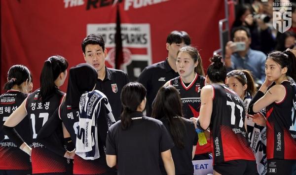 Pelatih Daejeon Red Sparks Ko Hee-jin memberi instruksi kepada pasukannya pada salah satu laga di Liga Voli Putri Korea Selatan 2023-2024. (Foto: Red Sparks)