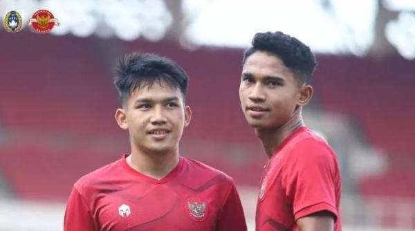 Witan Sulaeman dan Marselino Ferdinan Witan Sulaeman dan Marselino Ferdinan mendapat teguran Pelatih Timnas Indonesia Shin Tae-yong karena makan mie instan saat TC di Turki. (Foto: Twitter @pssi)