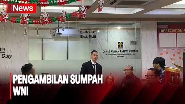 Pemain naturalisasi Indonesia, Jay Idzes, resmi menjadi Warga Negara Indonesia (WNI) usai mengambil sumpah di Kantor Wilayah Kementerian Hukum dan HAM (Kanwil Kemenkumham) DKI Jakarta, Kamis (28/12/2023). (Foto: IST)