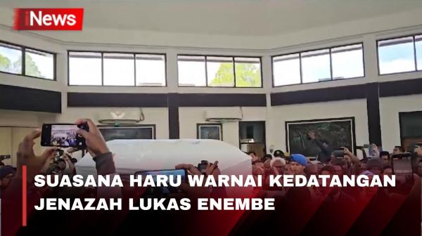 Suasana Haru Warnai Kedatangan Jenazah Lukas Enembe di Jayapura, Papua