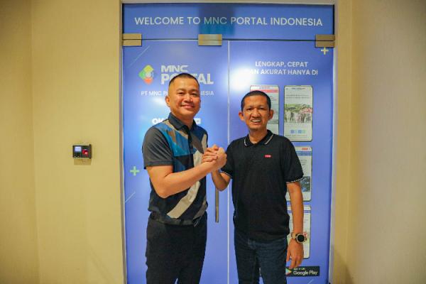 Coach Endy Wisuda bersama Direktur Sales dan Marketing Esmal Diansyah usai berkunjung ke iNews Tower, Jakarta pada Rabu (27/12/2023). (Foto: iNews Media Group/Aldhi Chandra Setiawan)
