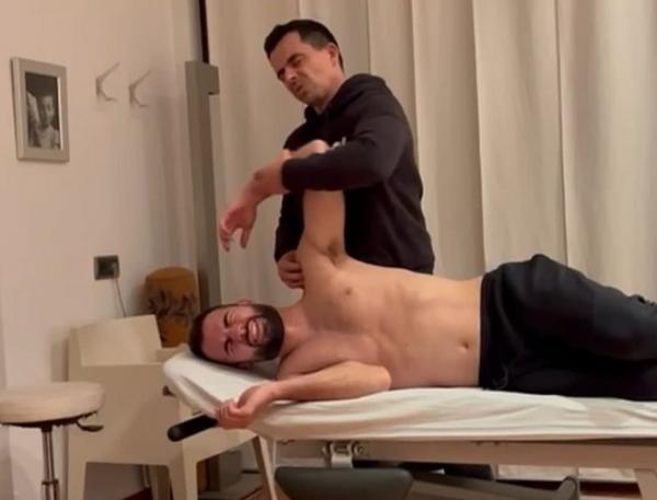 Jordi Amat terapi Jordi Amat saat menjalani terapi di Spanyol untuk mengurangi rasa nyeri pada cedera bahunya. (Foto: Instagram @hamdan.hamedan)