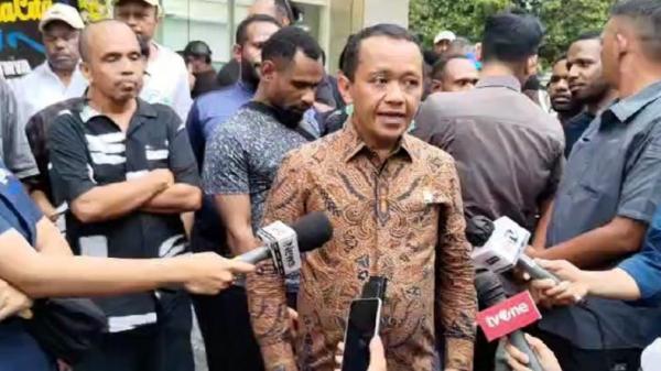 Menteri Bahlil Melayat ke Tempat Duka Lukas Enembe, Sampaikan Belasungkawa Jokowi