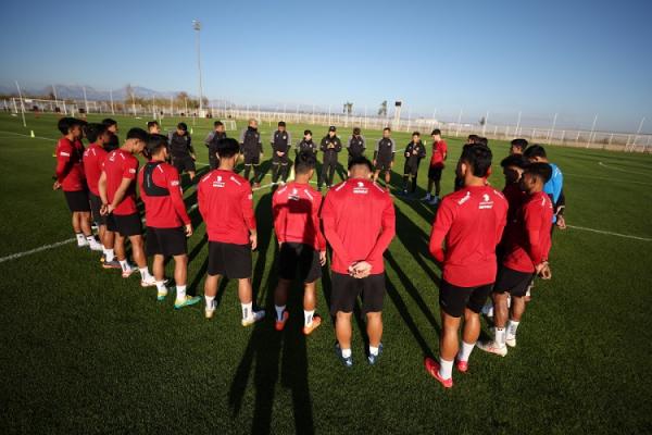 Pelatih Timnas Indonesia Shin Tae-yong memberi instruksi kepada pasukannya pada pemusatan latihan di Antalya, Turki, Rabu (27/12/2023). (Foto: PSSI)