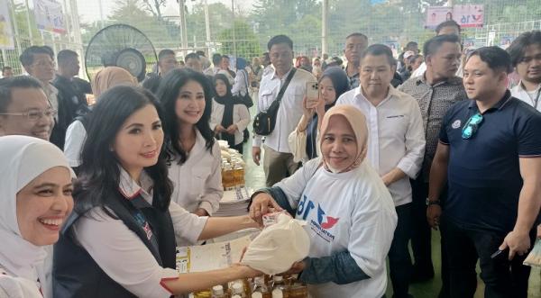 Ikut Tebus Murah Minyak Goreng dan Beras Partai Perindo di Blok S, Warga Pejaten Timur: Lanjutkan! 