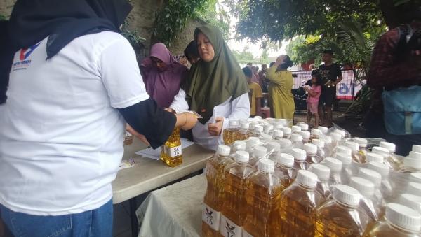 Tebus Minyak Goreng Murah Perindo, Emak-Emak Pasar Rebo: Alhamdulillah Membantu