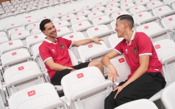 Dua calon pemain naturalisasi Jay Idzes dan Thom Haye, tersihir kemegahan Stadion Utama Gelora Bung Karno (SUGBK). (Foto: PSSI)