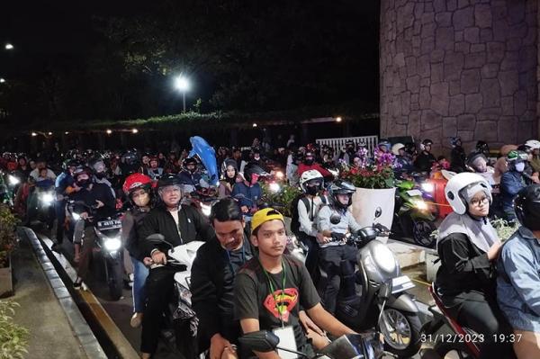 Malam Tahun Baru Ribuan Orang Terus Berdatangan Ke Kawasan Ancol