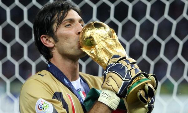 Gianluigi Buffon Piala Dunia 2006 Gianluigi Buffon membawa Timnas Italia juara Piala Dunia 2006. (Foto: ABC News)