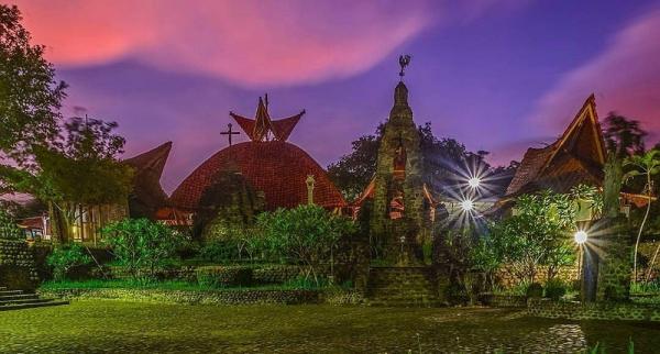 Suasana Malam di Sekitar Gereja Tua Kediri