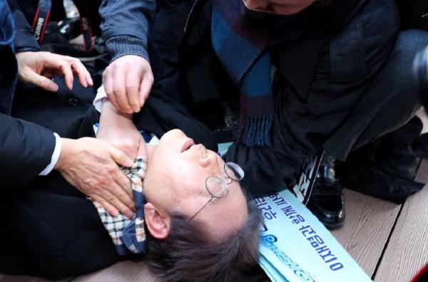 Pemimpin Oposisi Korsel Ditikam di Leher, Langsung Tersungkur ke Tanah