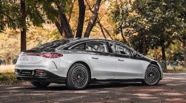 Rizal Ra Mercedes Benz EQS 1