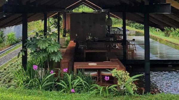 Pengunjung bisa makan di tepi sungai