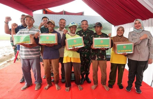 Pangkostrad Letnan Jenderal TNI Muhammad Saleh Mustafa memberikan bantuan kepada petani di Subang. (Foto: Kostrad)