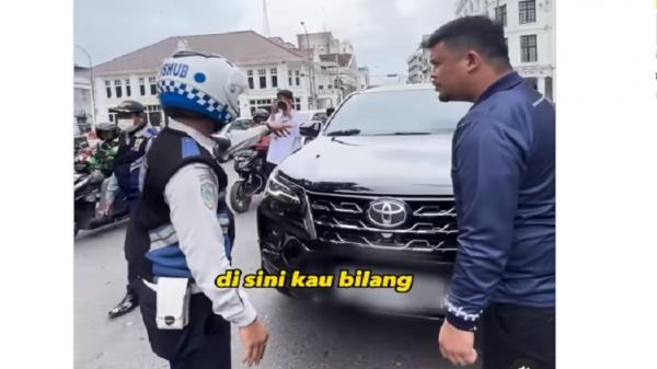 Bobby Nasution Ngamuk Trotoar Dipakai Parkir, Petugas Dishub Kena Semprot -  Bagian 1